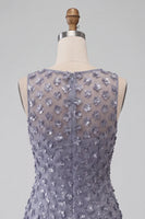 Laden Sie das Bild in den Galerie-Viewer, Staubiges lavendelfarbenes Rundhals-Bodycon-Kurzblumen-Homecoming-Kleid mit Feder
