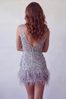 Laden Sie das Bild in den Galerie-Viewer, Staubig-lavendelfarbenes Blumen-V-Ausschnitt Bodycon Kurzes Homecoming-Kleid mit Feder