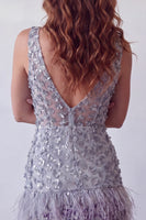 Laden Sie das Bild in den Galerie-Viewer, Staubig-lavendelfarbenes Blumen-V-Ausschnitt Bodycon Kurzes Homecoming-Kleid mit Feder
