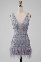Laden Sie das Bild in den Galerie-Viewer, Staubig-lavendelfarbenes Blumen-V-Ausschnitt Bodycon Kurzes Homecoming-Kleid mit Feder
