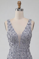 Laden Sie das Bild in den Galerie-Viewer, Staubig-lavendelfarbenes Blumen-V-Ausschnitt Bodycon Kurzes Homecoming-Kleid mit Feder