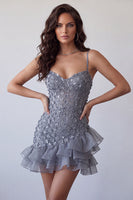 Laden Sie das Bild in den Galerie-Viewer, Bodycon Dusty Lavendel Blumen-Spaghettiträger Kurzes Homecoming-Kleid mit Rüschen