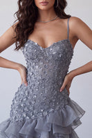 Laden Sie das Bild in den Galerie-Viewer, Bodycon Dusty Lavendel Blumen-Spaghettiträger Kurzes Homecoming-Kleid mit Rüschen