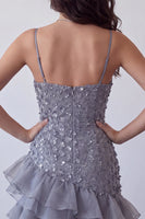 Laden Sie das Bild in den Galerie-Viewer, Bodycon Dusty Lavendel Blumen-Spaghettiträger Kurzes Homecoming-Kleid mit Rüschen