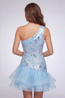 Laden Sie das Bild in den Galerie-Viewer, Himmelblaues einschulterfarbenes Blumenpailletten-Kurzes Homecoming-Kleid mit Rüschen