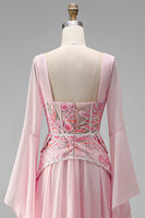 Laden Sie das Bild in den Galerie-Viewer, Hellrosa Stickerei-Korsett A-Linie Peplum Chiffon Langballkleid mit langen Glöckeärmeln