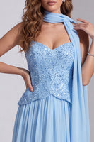 Laden Sie das Bild in den Galerie-Viewer, Himmelblaues Trägerloses Pailletten A-Linie Festkleid mit Halsschal