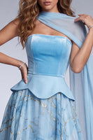 Laden Sie das Bild in den Galerie-Viewer, Himmelblaues A-Linie Korsett Trägerloses Langes Abschlussballkleid mit Seitenumhang