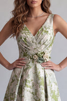 Laden Sie das Bild in den Galerie-Viewer, Hellgrünes Gefaltetes Jacquard Formelkleid in A-Linie mit 3D-Blume
