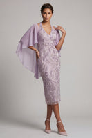 Laden Sie das Bild in den Galerie-Viewer, Neckholderhals-Lila-Bodycon Perlenbesetztes Blumen-Midi-Mutter-der-Braut-Kleid mit Umhang