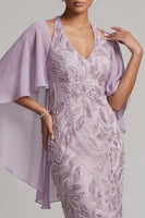 Laden Sie das Bild in den Galerie-Viewer, Neckholderhals-Lila-Bodycon Perlenbesetztes Blumen-Midi-Mutter-der-Braut-Kleid mit Umhang