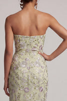 Laden Sie das Bild in den Galerie-Viewer, Staubiger Salbei, trägerloser Bodycon, geraffte Pailletten, florales Mutter-der-der-Braut-Kleid mit Schärpe