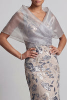 Laden Sie das Bild in den Galerie-Viewer, Silberne Meerjungfrauen-Floral-V-Ausschnitt-Pailletten, langes Mutter-der-der-Braut-Kleid mit Umhang