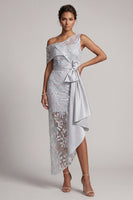 Laden Sie das Bild in den Galerie-Viewer, Einschulter-Hellgraue Pailletten Meerjungfrauen-Asymmetrisches Blumenkleid Mutter-der-Braut-Kleid mit Schärpe