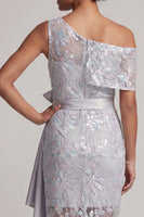 Laden Sie das Bild in den Galerie-Viewer, Einschulter-Hellgraue Pailletten Meerjungfrauen-Asymmetrisches Blumenkleid Mutter-der-Braut-Kleid mit Schärpe
