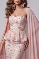 Laden Sie das Bild in den Galerie-Viewer, Sweetheart Blush Meerjungfrauen-Floral-Pailletten-Pailletten-Kleid mit Umhang
