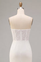Laden Sie das Bild in den Galerie-Viewer, Weißes, trägerloses Midi-Bodycon gerafftes Korsett-Verlobungskleid mit Schlitz