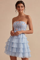 Laden Sie das Bild in den Galerie-Viewer, Blaues, trägerloses, A-Linien-gestuftes, gestuftes, geblühtes kurzes Homecoming-Kleid mit Rüschen