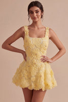 Laden Sie das Bild in den Galerie-Viewer, A-Linie Quadrathals-Perlen-Blümchen, kurzes gelbes Homecoming-Kleid mit Perlenbesatz