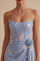 Laden Sie das Bild in den Galerie-Viewer, Trägerloses, blaues Bodycon-Korsett, geblümte, besticktes kurzes Homecoming-Kleid mit Schärpe