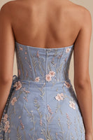 Laden Sie das Bild in den Galerie-Viewer, Trägerloses, blaues Bodycon-Korsett, geblümte, besticktes kurzes Homecoming-Kleid mit Schärpe