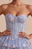 Laden Sie das Bild in den Galerie-Viewer, Blaues A-Linien-Trägerloses Korsett, floral-gestufte, rüschige baskische Taille-Homecoming-Kleid