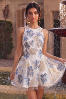 Laden Sie das Bild in den Galerie-Viewer, A-Linie Weiße Pflaumenblume Jacquard Kurzes Abendkleid mit Rüschen