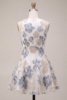Laden Sie das Bild in den Galerie-Viewer, A-Linie Weiße Pflaumenblume Jacquard Kurzes Abendkleid mit Rüschen
