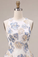 Laden Sie das Bild in den Galerie-Viewer, A-Linie Weiße Pflaumenblume Jacquard Kurzes Abendkleid mit Rüschen