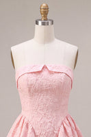Laden Sie das Bild in den Galerie-Viewer, Trägerloses Rosa Jacquard A-Linie Rüschen Kurzes Abendkleid