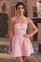 Laden Sie das Bild in den Galerie-Viewer, Trägerloses Rosa Jacquard A-Linie Rüschen Kurzes Abendkleid