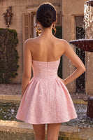 Laden Sie das Bild in den Galerie-Viewer, Trägerloses Rosa Jacquard A-Linie Rüschen Kurzes Abendkleid