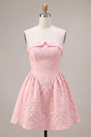 Laden Sie das Bild in den Galerie-Viewer, Trägerloses Rosa Jacquard A-Linie Rüschen Kurzes Abendkleid