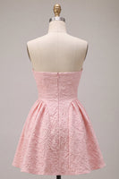 Laden Sie das Bild in den Galerie-Viewer, Trägerloses Rosa Jacquard A-Linie Rüschen Kurzes Abendkleid