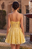 Laden Sie das Bild in den Galerie-Viewer, Gelbes A-Linie Perlen Blumen Stickerei Kurzes Abendkleid mit Rüschen