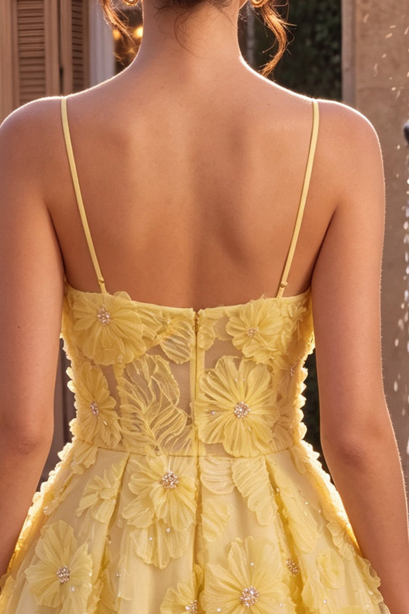 Laden Sie das Bild in den Galerie-Viewer, Gelbes A-Linie Perlen Blumen Stickerei Kurzes Abendkleid mit Rüschen