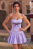 Laden Sie das Bild in den Galerie-Viewer, Flieder Satin Trägerloses A-Linie Rüschen Kurzes Abendkleid