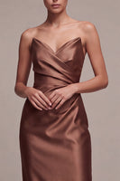 Laden Sie das Bild in den Galerie-Viewer, Kaffeeträgerloses, gerafftes Satin-Satin-Langkleid mit Schlitz