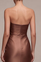 Laden Sie das Bild in den Galerie-Viewer, Kaffeeträgerloses, gerafftes Satin-Satin-Langkleid mit Schlitz