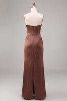 Laden Sie das Bild in den Galerie-Viewer, Kaffeeträgerloses, gerafftes Satin-Satin-Langkleid mit Schlitz