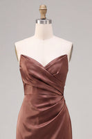 Laden Sie das Bild in den Galerie-Viewer, Kaffeeträgerloses, gerafftes Satin-Satin-Langkleid mit Schlitz