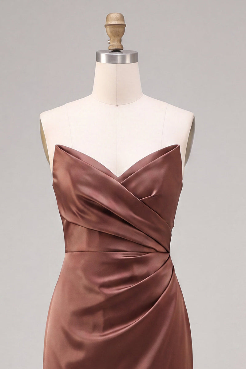 Laden Sie das Bild in den Galerie-Viewer, Kaffeeträgerloses, gerafftes Satin-Satin-Langkleid mit Schlitz