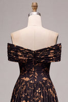 Laden Sie das Bild in den Galerie-Viewer, Schwarzes, schulterloses, geplündertes, gerafftes langes Festkleid mit A-Linie