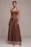 Laden Sie das Bild in den Galerie-Viewer, Satin Kaffee Neckholderhals Rückenloses A-Linie langes Festkleid