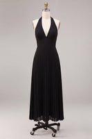 Laden Sie das Bild in den Galerie-Viewer, Chiffon-Schwarzes A-Linien-Neckholder-Plissierten-Maxi-Festkleid