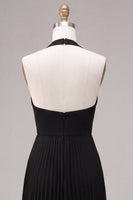 Laden Sie das Bild in den Galerie-Viewer, Chiffon-Schwarzes A-Linien-Neckholder-Plissierten-Maxi-Festkleid
