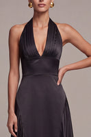 Laden Sie das Bild in den Galerie-Viewer, Schwarzes A-Linien-Satin-Neckholder-Langzeitkleid