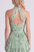 Laden Sie das Bild in den Galerie-Viewer, Staubiges Salbei Meerjungfrauen Neckholderhals Gerafftes Blumen Langes Brautjungfernkleid mit Schlitz