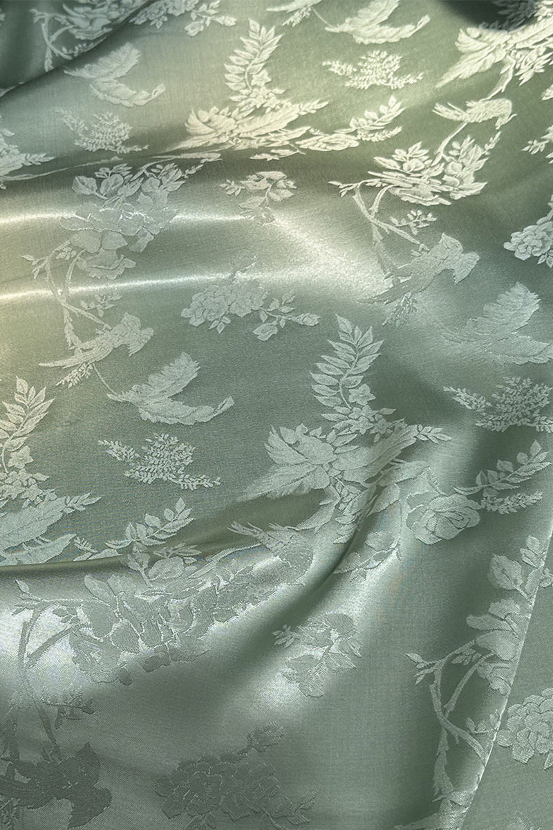 Laden Sie das Bild in den Galerie-Viewer, Satin-Salbei-Trägerloses, gerafftes Meerjungfrauen-Floral-Langbrautjungfernkleid mit Schärpe