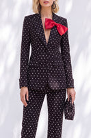 Laden Sie das Bild in den Galerie-Viewer, Schwarze Polka Dots Hosenanzüge Peak Revers Frauen Hochzeitsanzüge mit Schleife